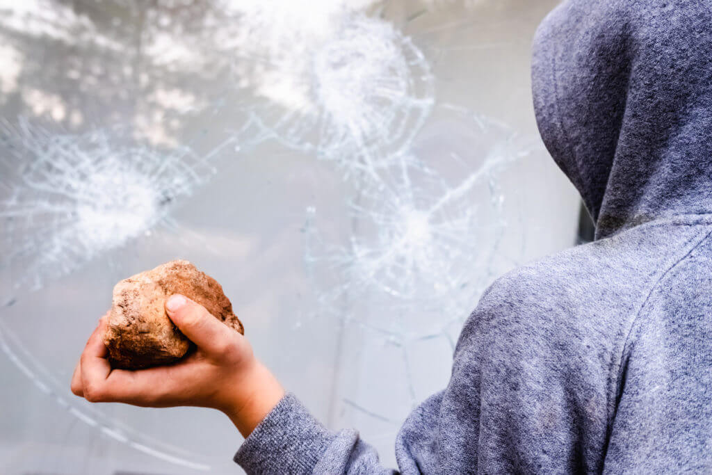 Einbruchhemmendes Glas erschwert den Einbruch in den Innenraum.