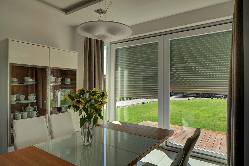 Osłony zewnętrze pozwalają zredukować całkowity współczynnik przepuszczalności energii słonecznej okna.