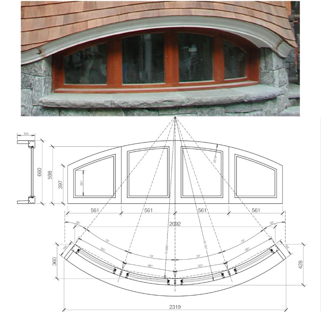 Una finestra in legno convessa.