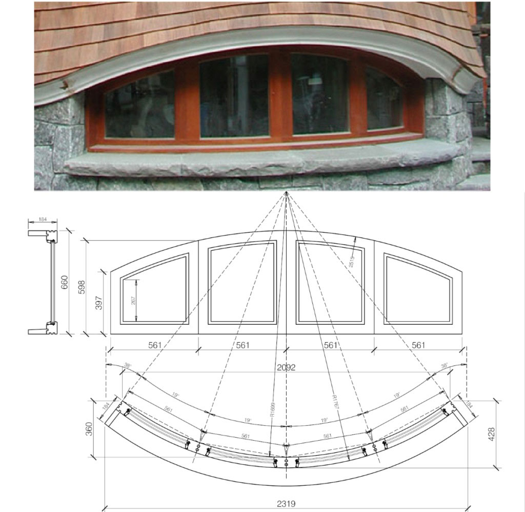 Una finestra in legno convessa.