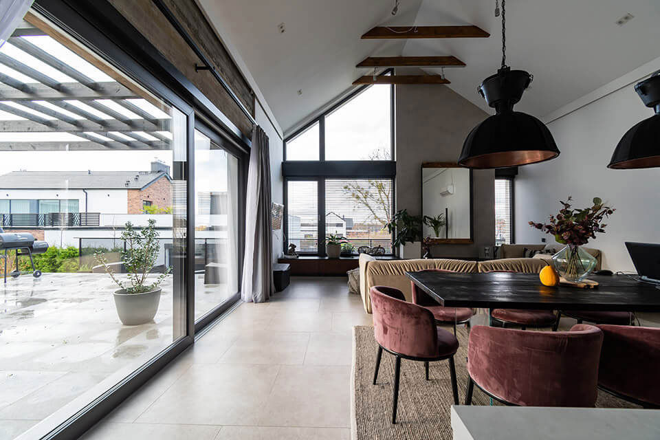 L'intérieur d'une maison conçue comme une grange moderne