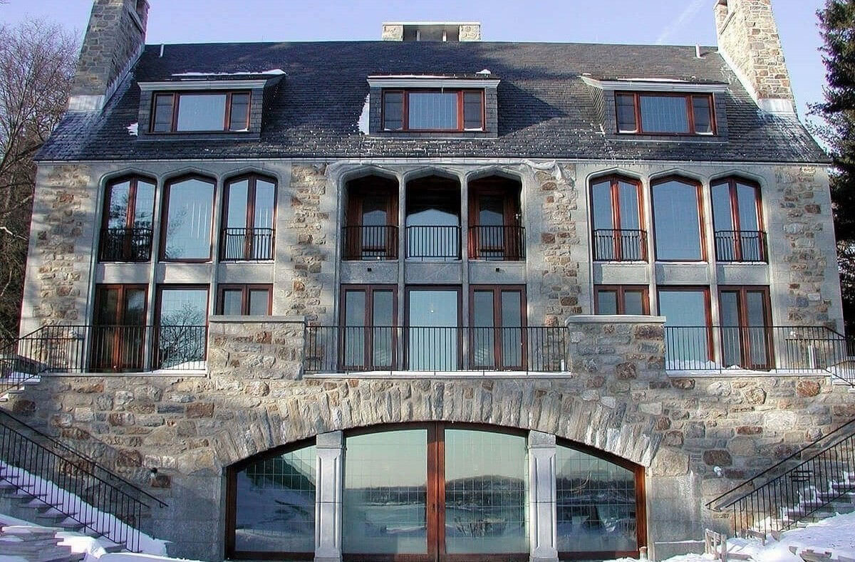 Rezydencja z drewnianymi oknami.