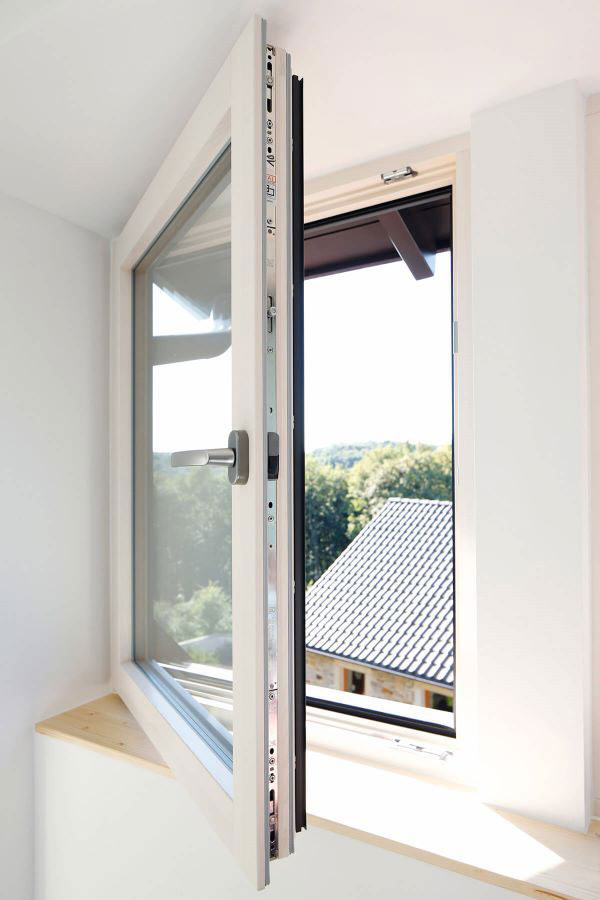 Okucia Siegenia Titan AF stosowane w oknach drewnianych i drewniano-aluminiowych.