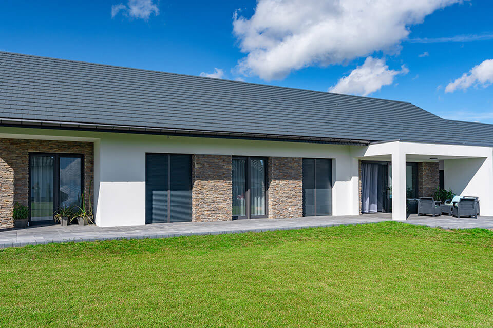 House with anthracite windows.