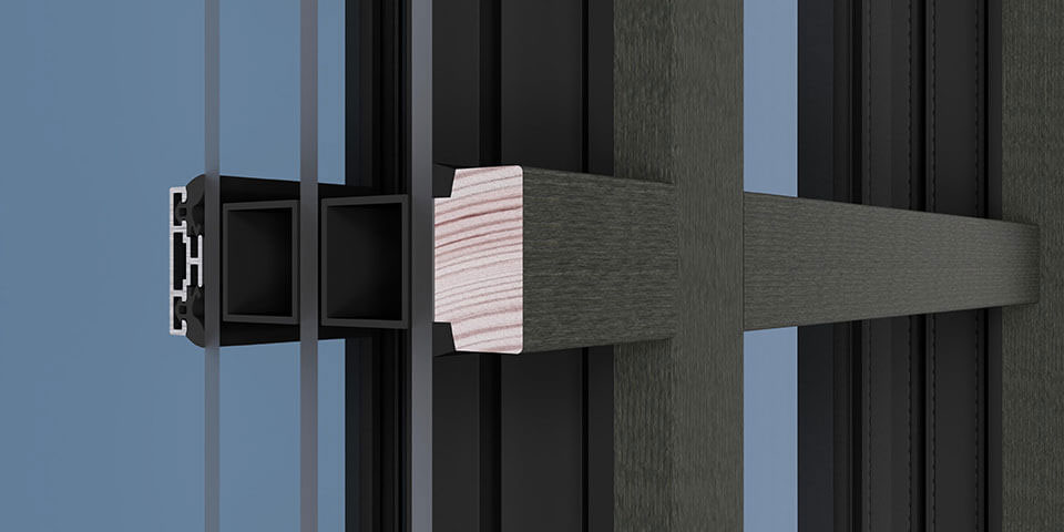 Una montatura montata su un serramento in legno-alluminio della linea Modern con rivestimento in Aluron. Vista dall'interno.