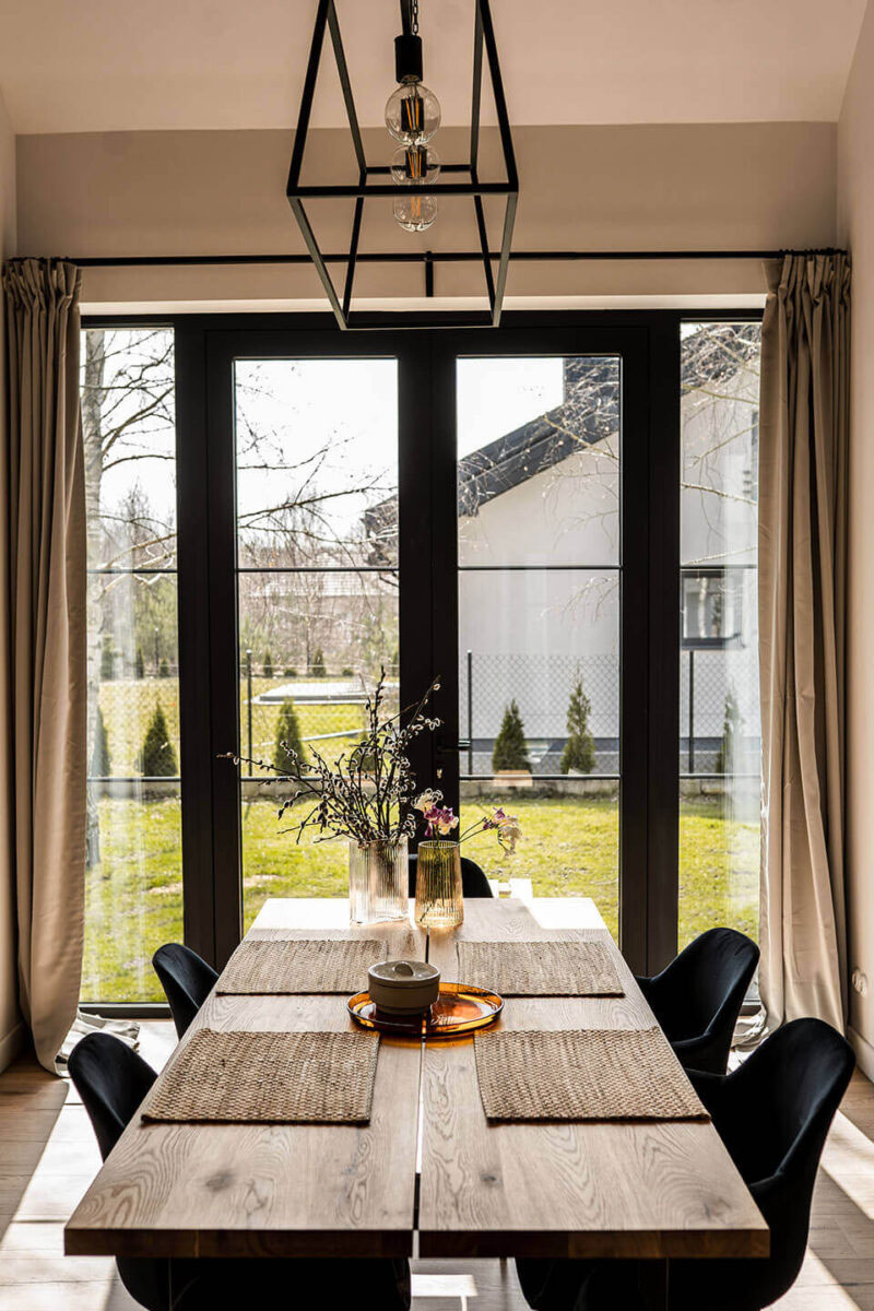 Sala da pranzo con finestre nere. 