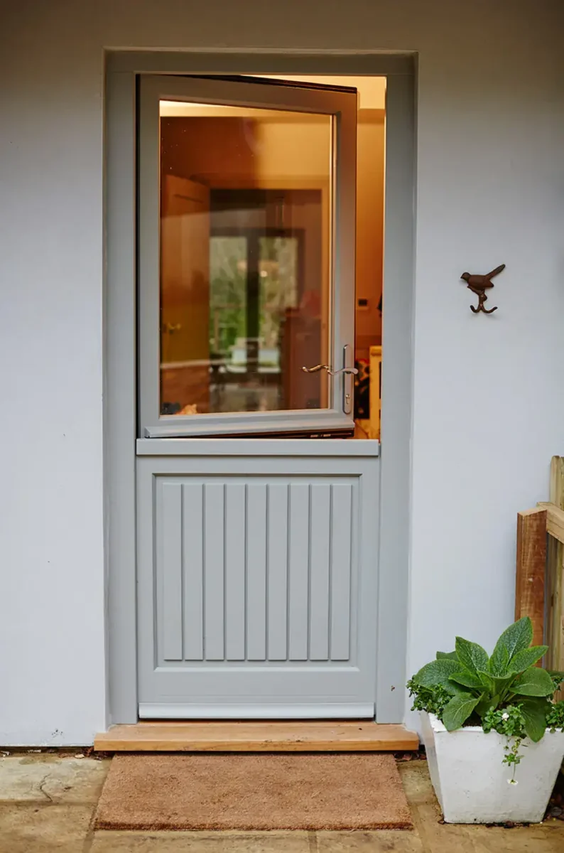 Białe drzwi z drewna Stable Doors
