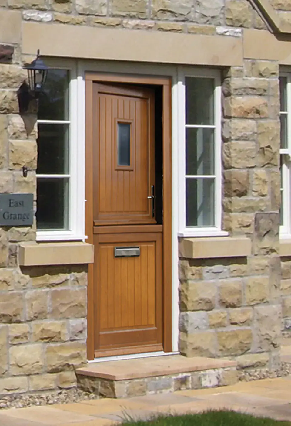 Brązowe drzwi drewniane stajenne