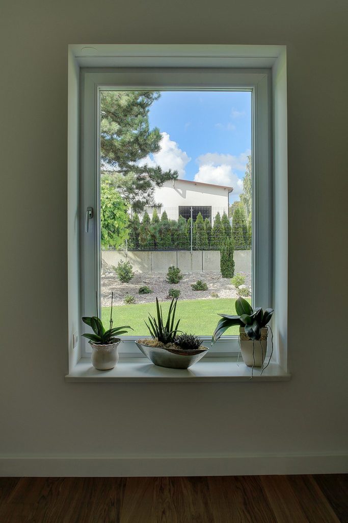 Okno referencyjne (jednoskrzydłowe), które umożliwia porównywanie współczynników przenikania ciepła okien.