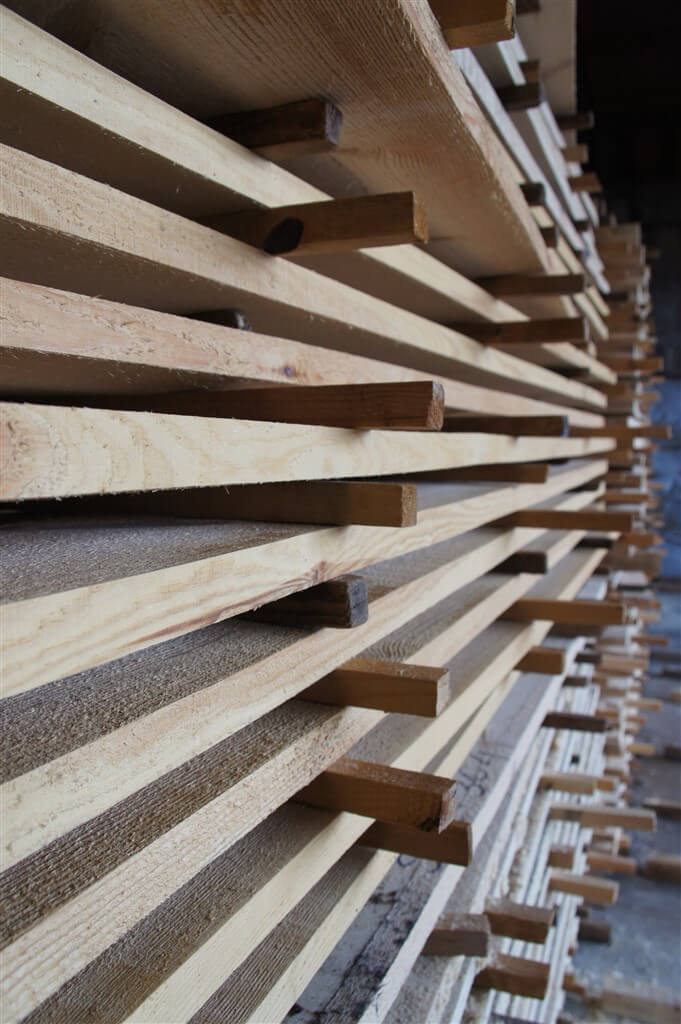 Holz, das bei der Herstellung von MS-Fenstern und -Türen verwendet wird.