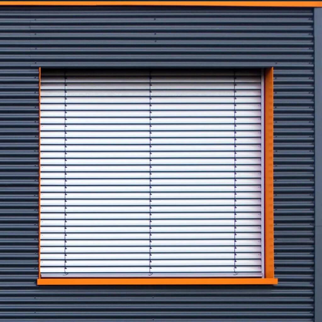 Edificio con contraventanas de fachada.